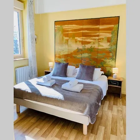 Le Petit Blanc - Vue Sur Le Square Des Lions *