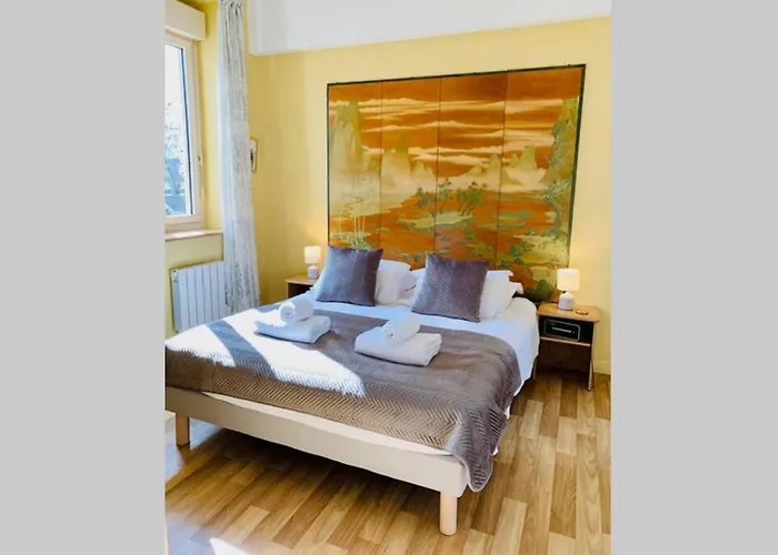 Le Petit Blanc - Vue Sur Le Square Des Lions *